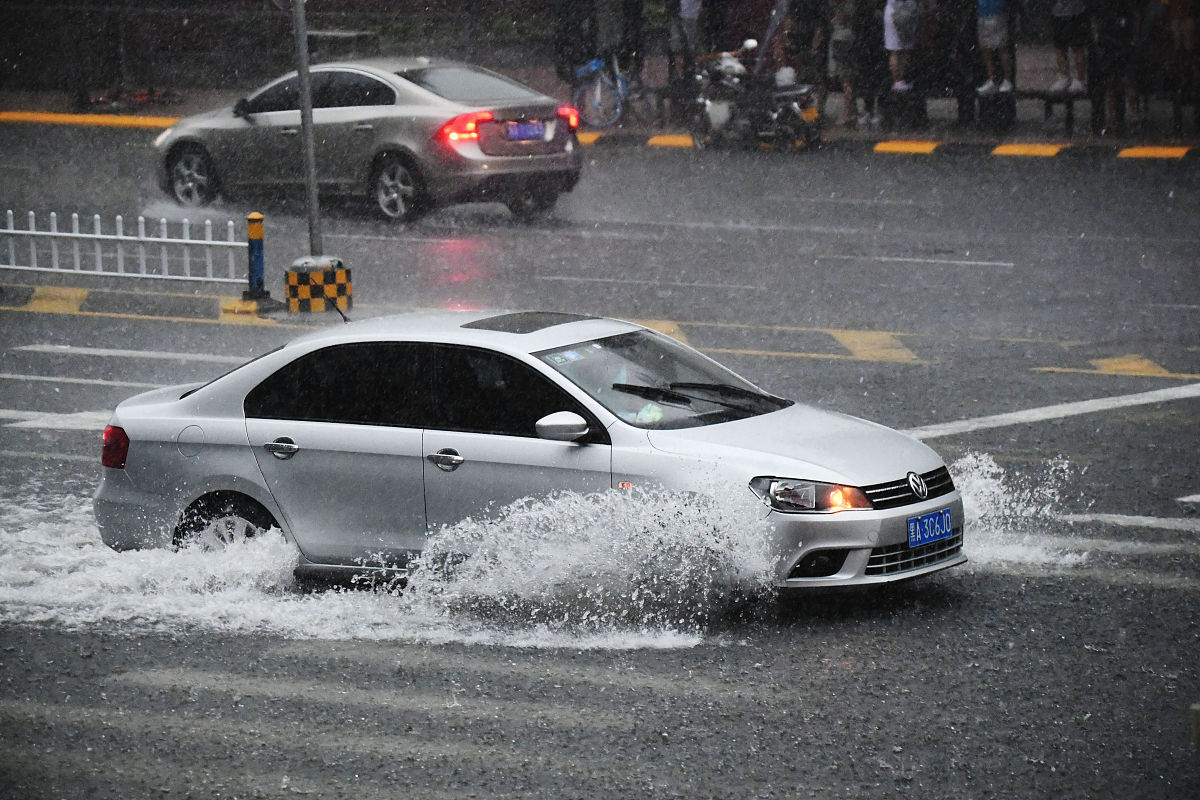 2020年7月22日,哈尔滨下午迎来阵雨,刚开始下的时候还有冰雹,阵雨下的