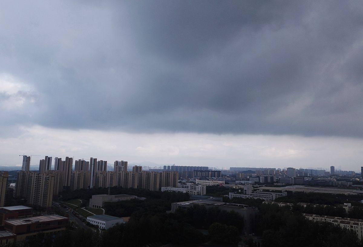 2018年8月26日,南京江北新区上空乌云密布,阳光无法穿透云层,天空呈现