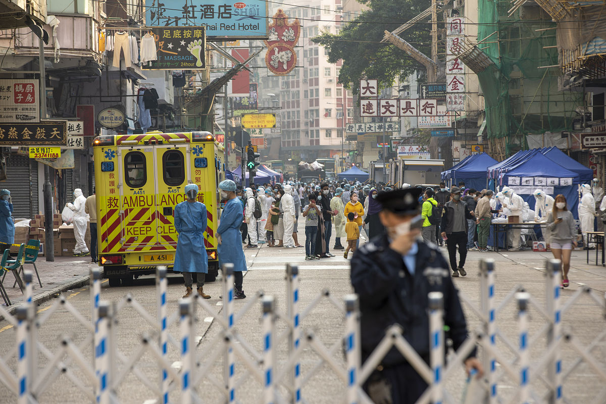 2021年1月23日,香港佐敦区,警察拉闸封路,医护人员在临时检测点开始工