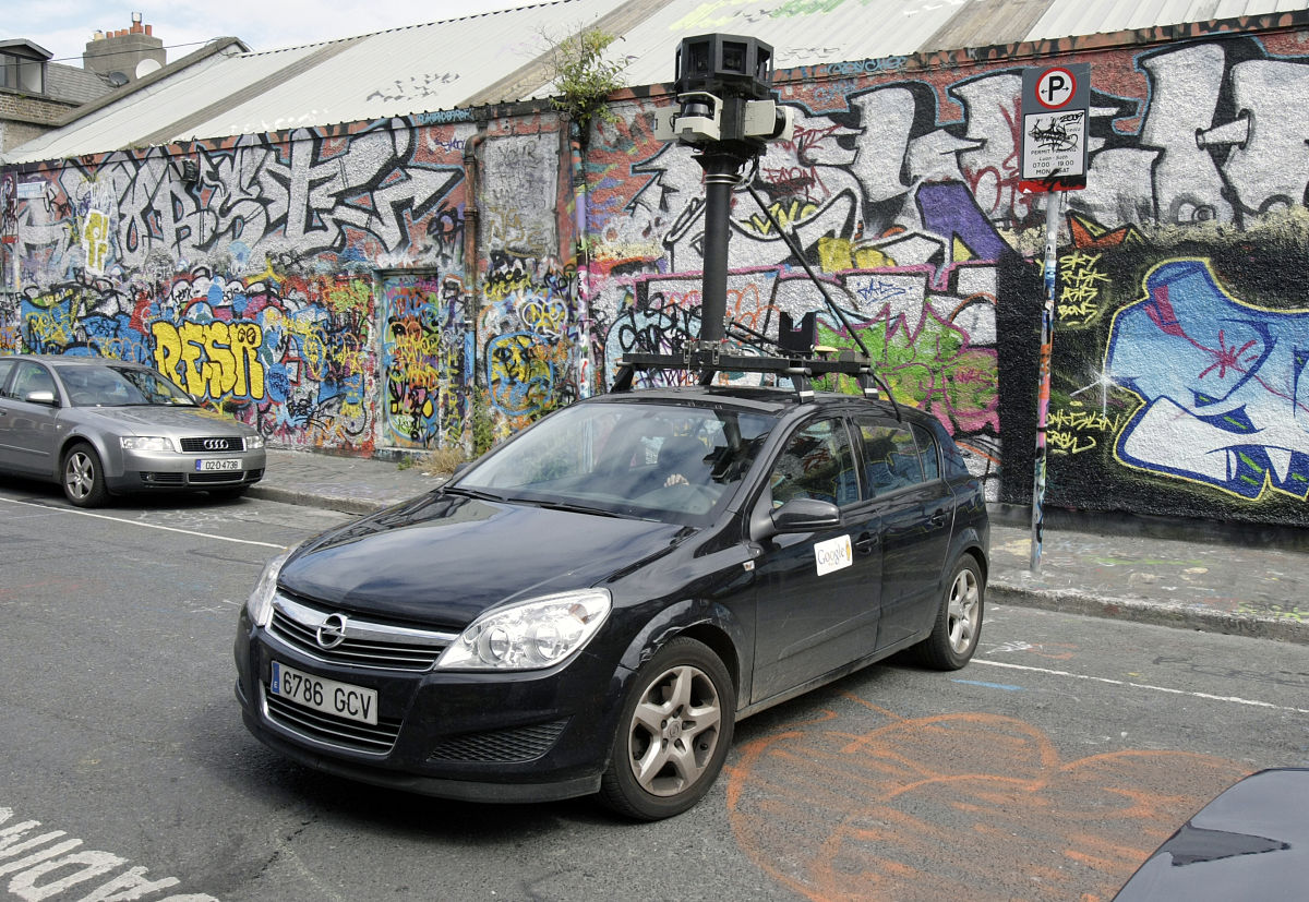 2009年6月22日,爱尔兰都柏林,正在街头工作的google"街道地图"拍摄车.