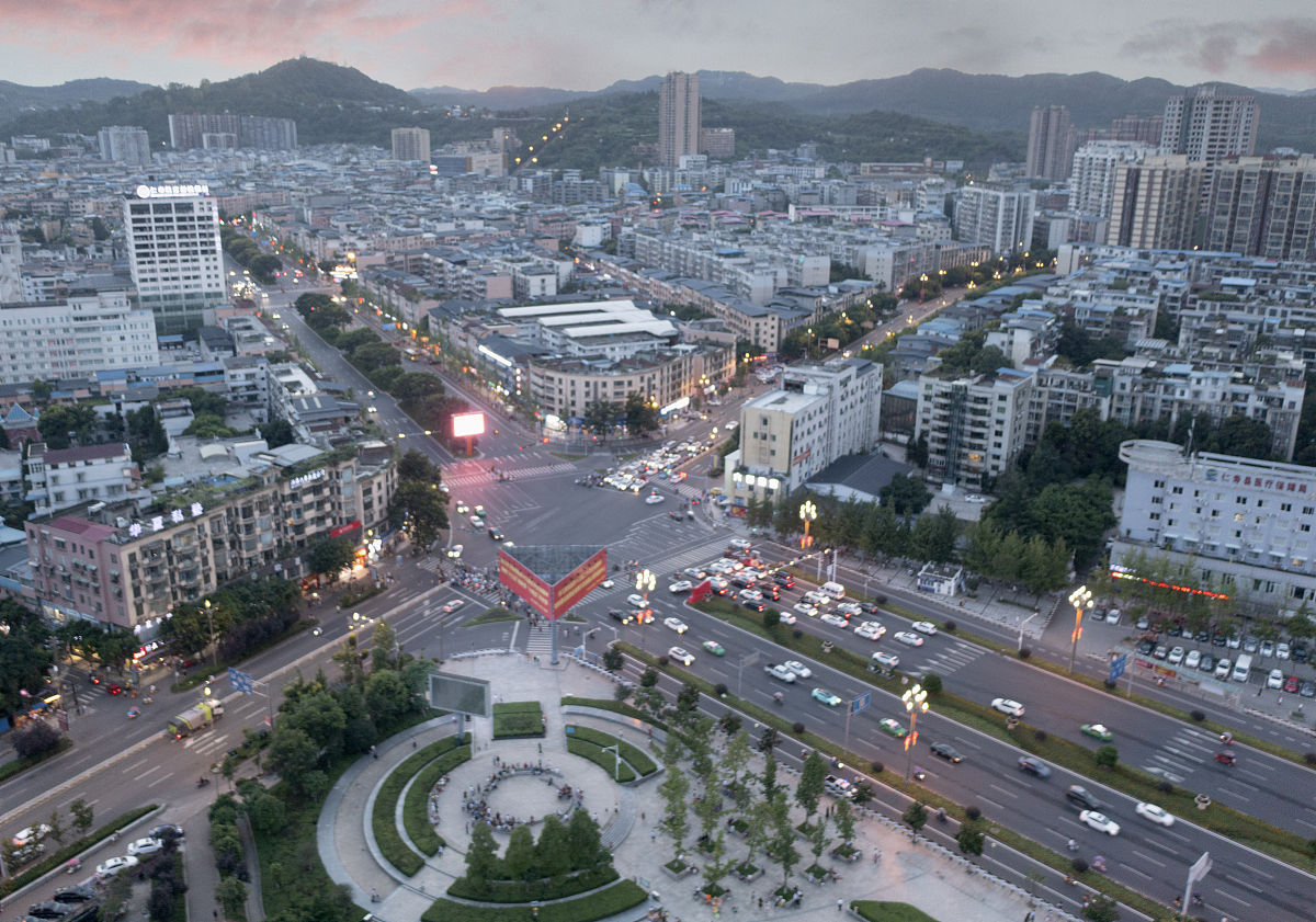 2021年8月23日,夜幕降临,四川眉山仁寿县华灯初上,城市在晚霞的映衬下
