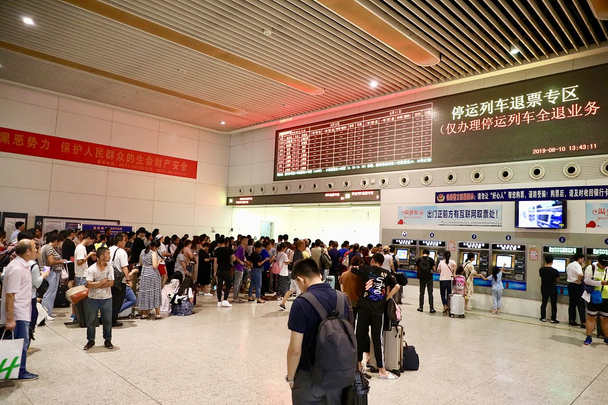 工作人员骂乘客不坐车滚出去？杭州东站回应：系实习生已辞退根据这个话题写一篇500字文章并且给出30个字标题