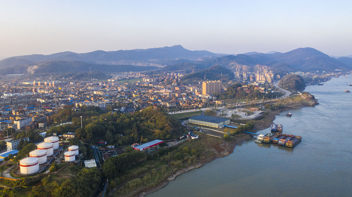 2020年11月18日,江西九江,航拍下的长江江西瑞昌段江堤,江岸绿意葱茏,