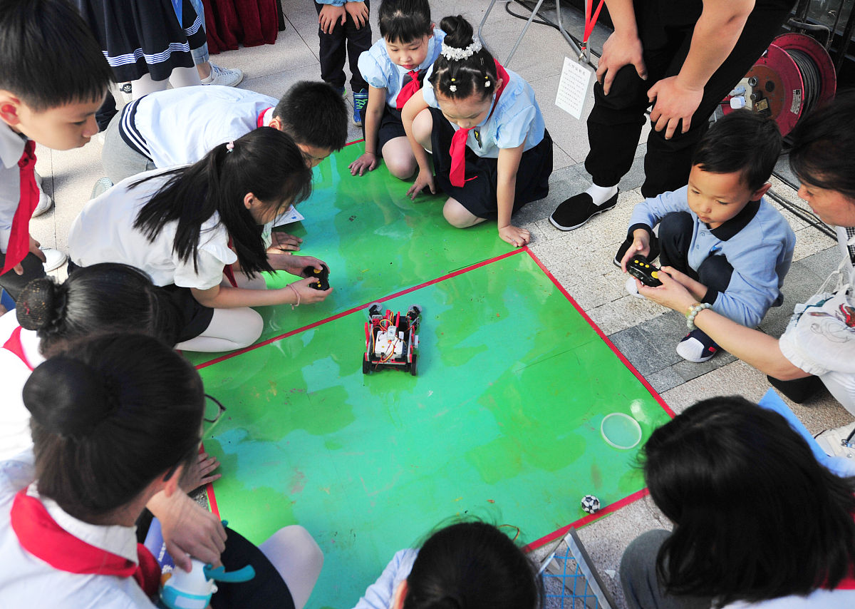 根据以下教学过程写一篇由大学生主讲人和志愿者为附校三年级学生授课的新闻稿这节课本学期的最后一节编程课课程最后还有合影环节：教学过程：1、回顾关于变量、坐标系、控制、循环的相关知识点2、讲解会飞的猫小游戏结构通过对积木的分解讲授各部分知识点相关用法。3、学生自行完成相关游戏设计主讲人进行指导4、对设计过程进行回顾进一步加强相关知识