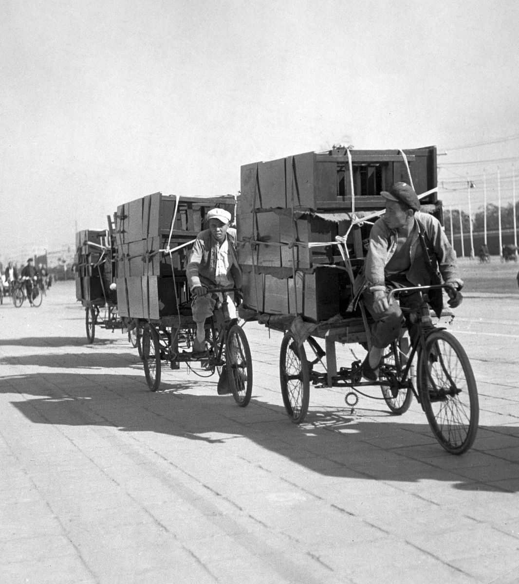 1950年代,中国某地,运送家具的三轮车.transport de meubles à vélo