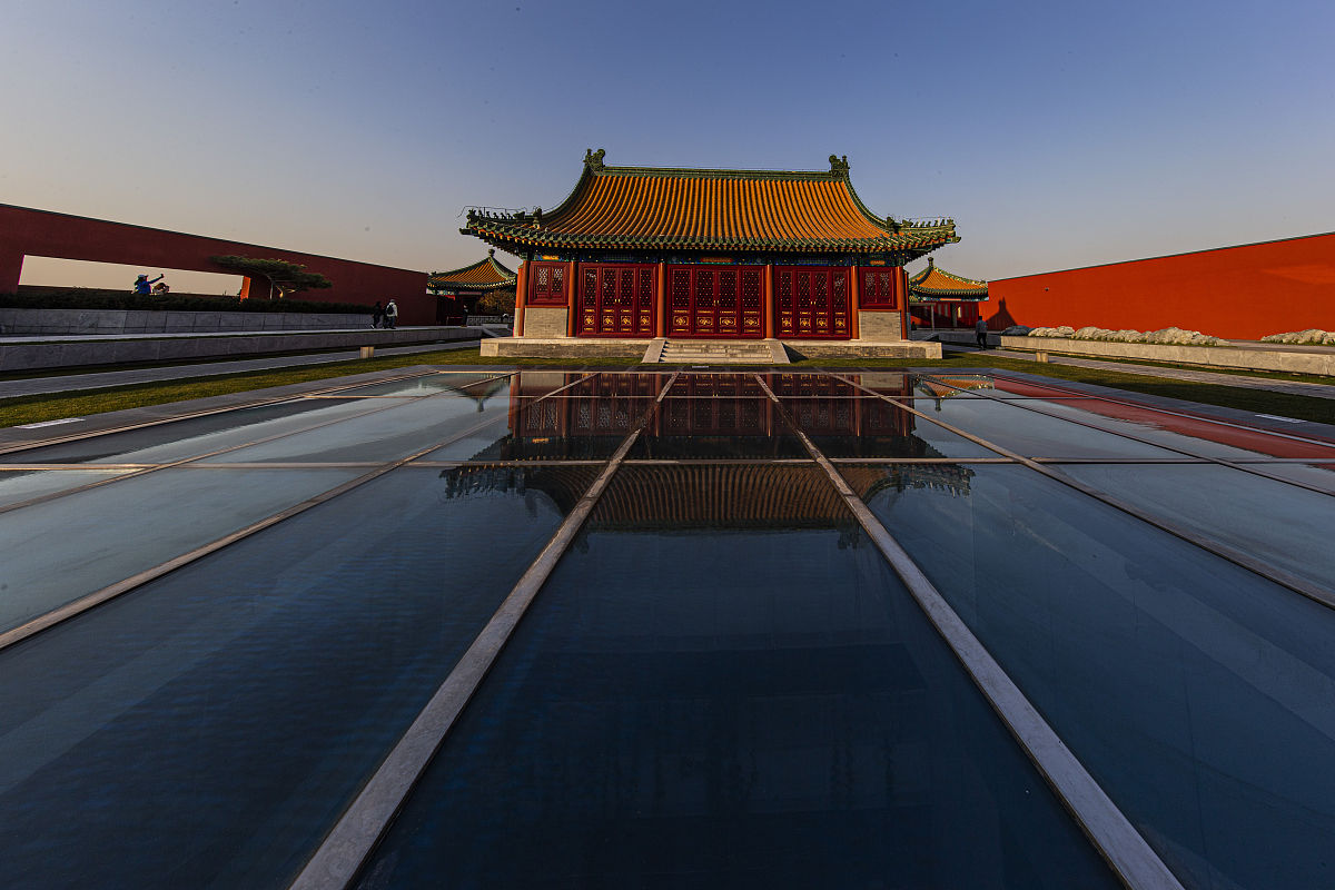 2020年11月13日,北京,隆福大厦顶层的古建筑.