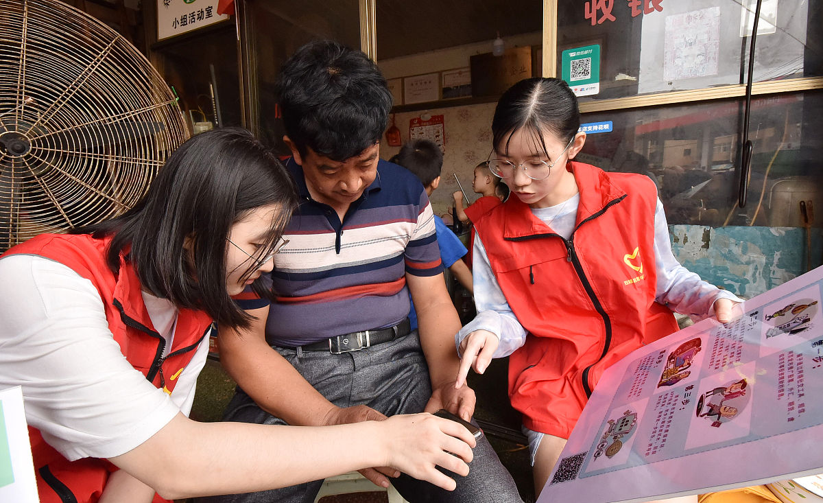 2021年8月26日,湖南省娄底市双峰县金开街道桑园社区,大学生志愿者在