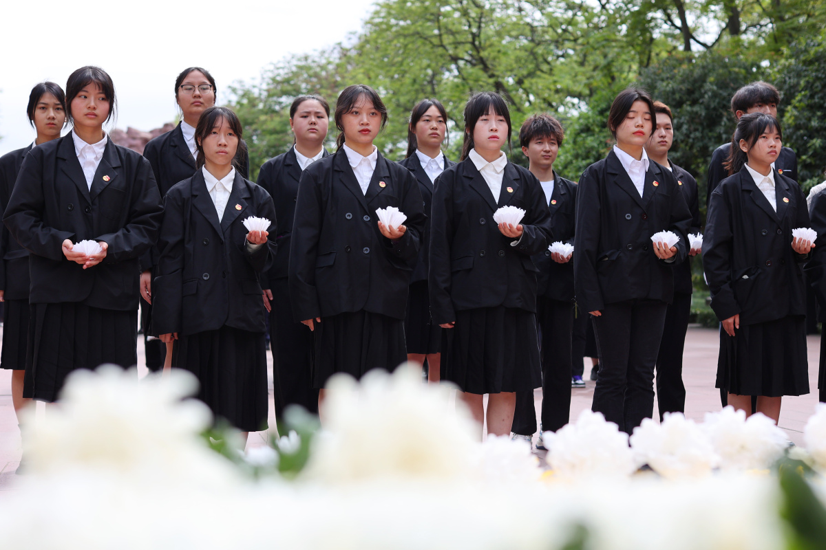 静静默哀三分钟 像世纪长河之泪 敬朵白花祭英灵 奉上水酒安君心