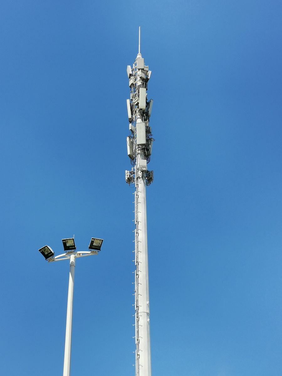 2020年8月3日,武汉汉阳街头,工作人员冒着酷暑为基站铁塔更换电池.