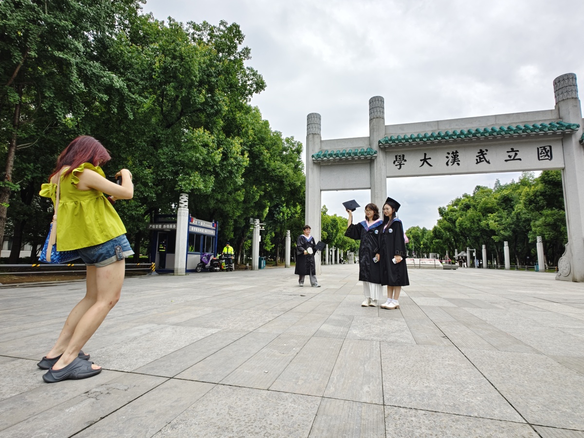 帮忙做一份四月三十日下午至五月二日在武汉旅游的旅游攻略要去武汉大学、华中科技大学以及武汉理工大学等名校包含美食攻略