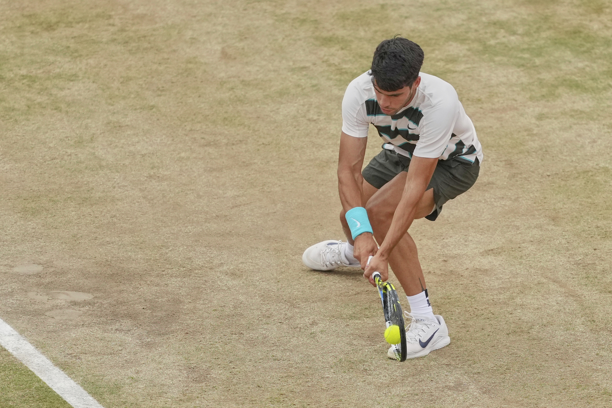 足球比赛中，屈膝后摆腿正脚背踢球，容易损伤什么？