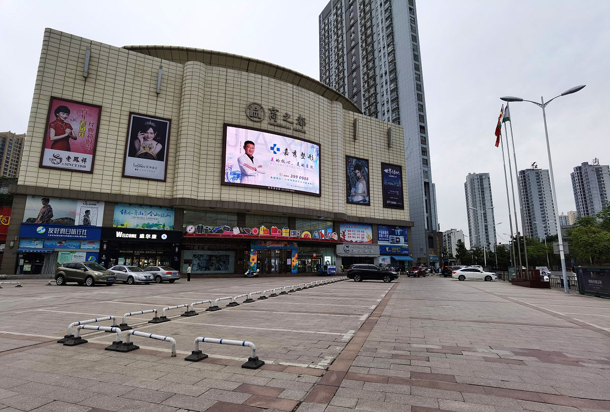 2021年5月21日,受疫情影响,安徽省六安市中心一家大商场门前停车场冷