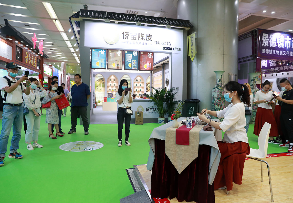 2020年9月11日,武汉,茶艺师为顾客表演茶艺.(如需下载使用,请务必署名