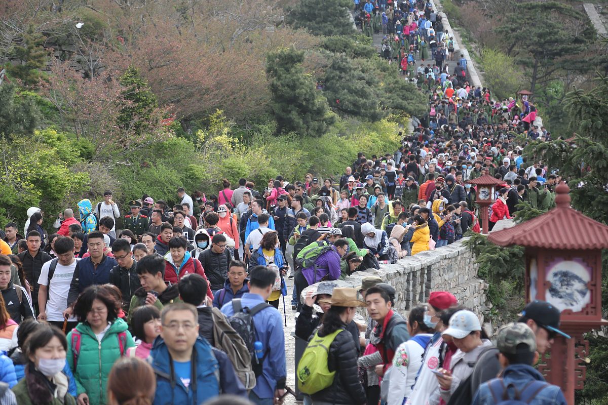 假期旅游火爆！多地景区人山人海，出行提示请查收