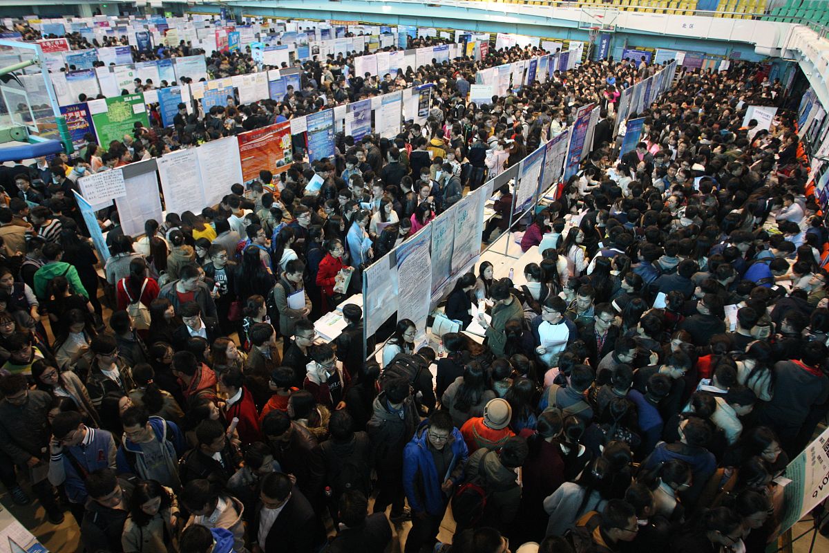 在校大学生签劳务合同会丧失应届生身份吗