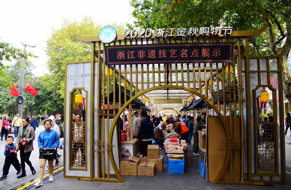 阐述：景观吸引、特色文化、食宿购物、基础设施、旅游服务可以提升旅游消费意愿500字