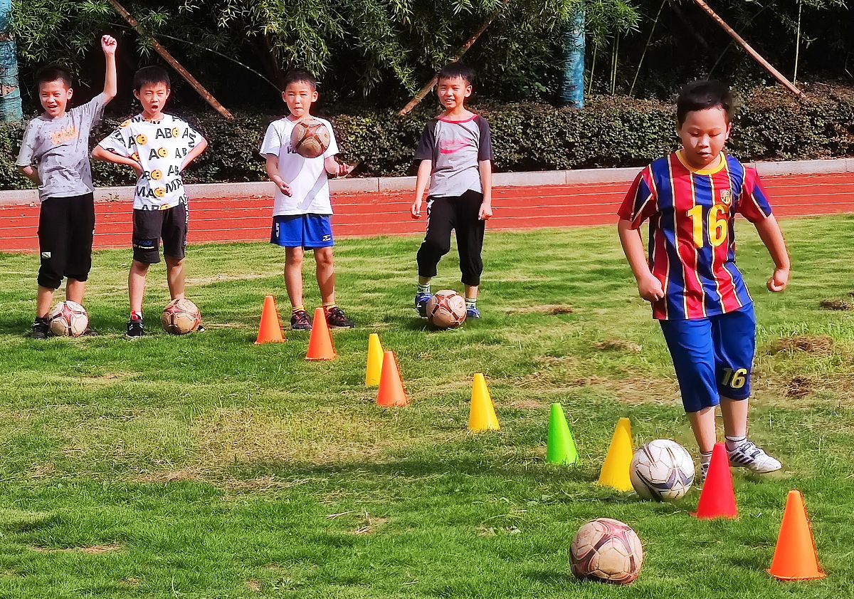 请设置一篇完整的问卷内容主题：小学生参与足球训练特征分析