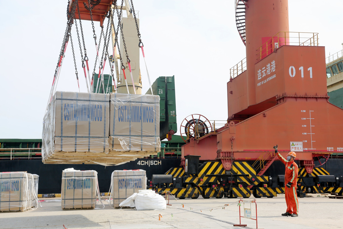 船舶右舷靠码头卸货，重点检查右舷甲板