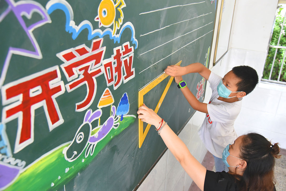 将下面的话改成1500字尊敬的校长、教师们亲爱的同学们：大家好！首先我代表学校向大家致以热烈的欢迎和诚挚的祝贺！在这个庄严而喜庆的开学典礼上我们迎来了新学期的开始也迎来了全体师生的团聚。同时我们也要向全体老师们表示由衷的感谢感谢你们一直以来的辛勤付出和无私奉献为我们创造了良好的学习环境。新的学期我们迎来了新的挑战和机遇。作为行知实验小学的学子我们肩负着更多的责任和期望。首先我们要树立正确的学习态度