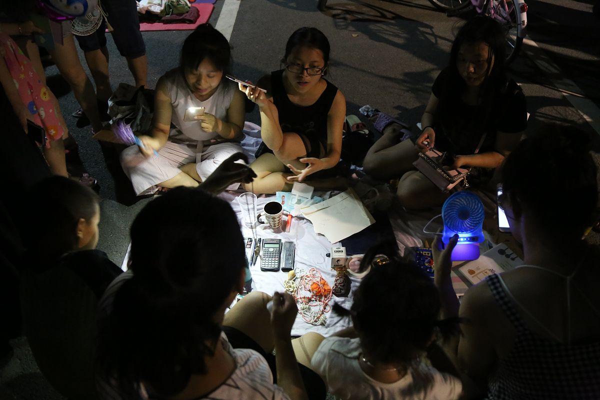 2018年6月27日,郑州大学校园内,大四毕业生在离校前办起了"跳蚤市场",