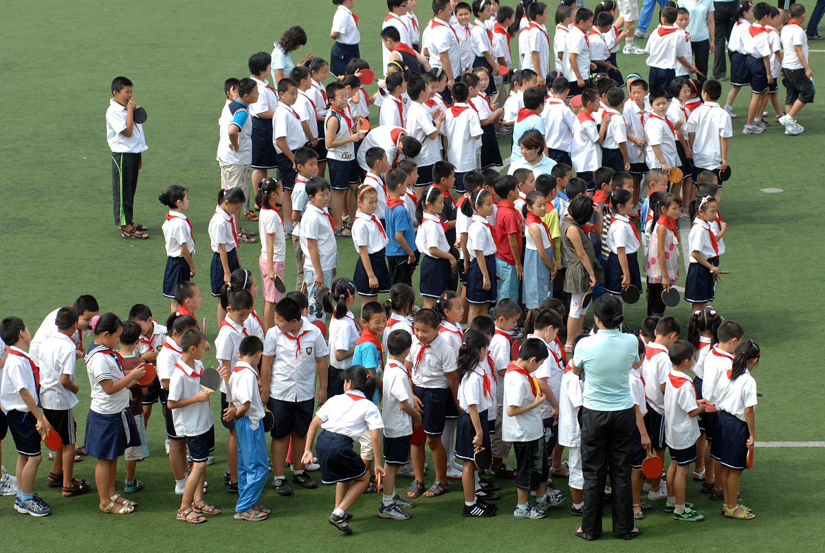 2008年9月3日,山东青岛,一所小学的小学生们站成整齐的队伍在课间操时