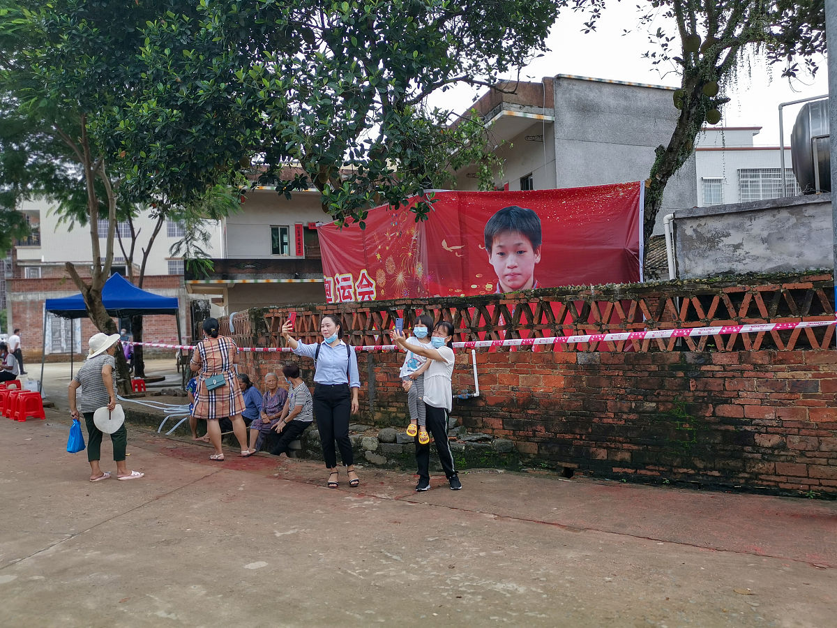 桂平石龙镇群乐村都棉屯村委会帮我用200字详细描述