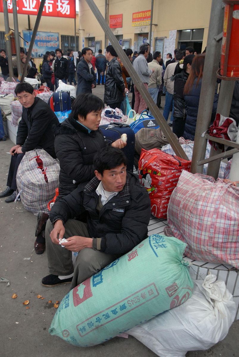 根据关键词进厂打工写出三个标题