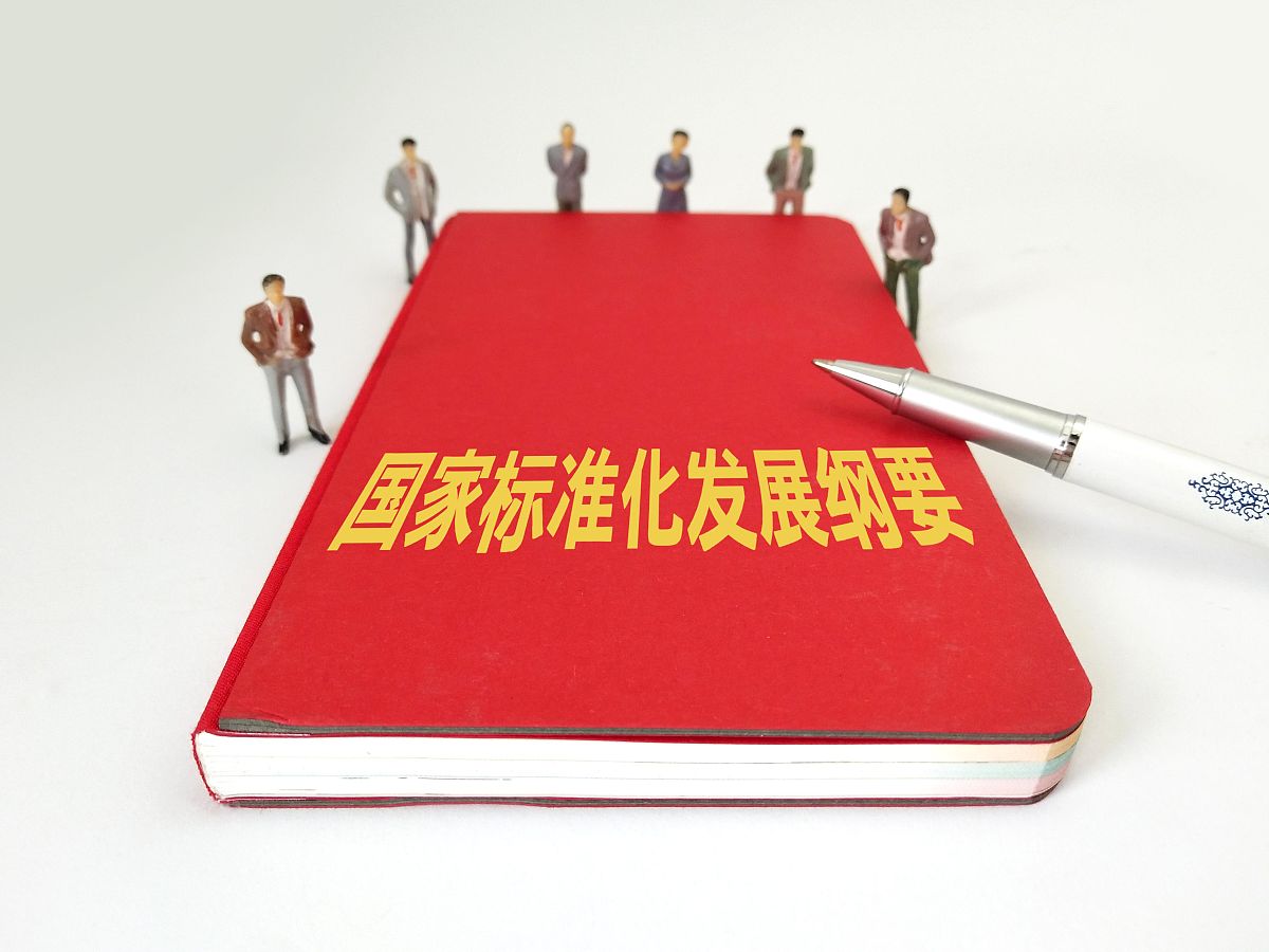 知识产权法本身并不与民法典编纂相关联但随着历史的发展对于其内容又进一步地扩展与完善加入了譬如工业产权法的内容形成了广义与狭义之分最终演化成知识产权法典的发展趋势。现代民法典编纂本身就是现代法律体系发展或是进步的表现。民法典的编纂体例分为三种形式即纳入式、糅合式和链接式。这三种形式在不同的国家都有所运用和设计但总体来看无论是哪一种都是作为法律和社会文明的一种进步姿态是时代发展的一种创新精神的具体表现