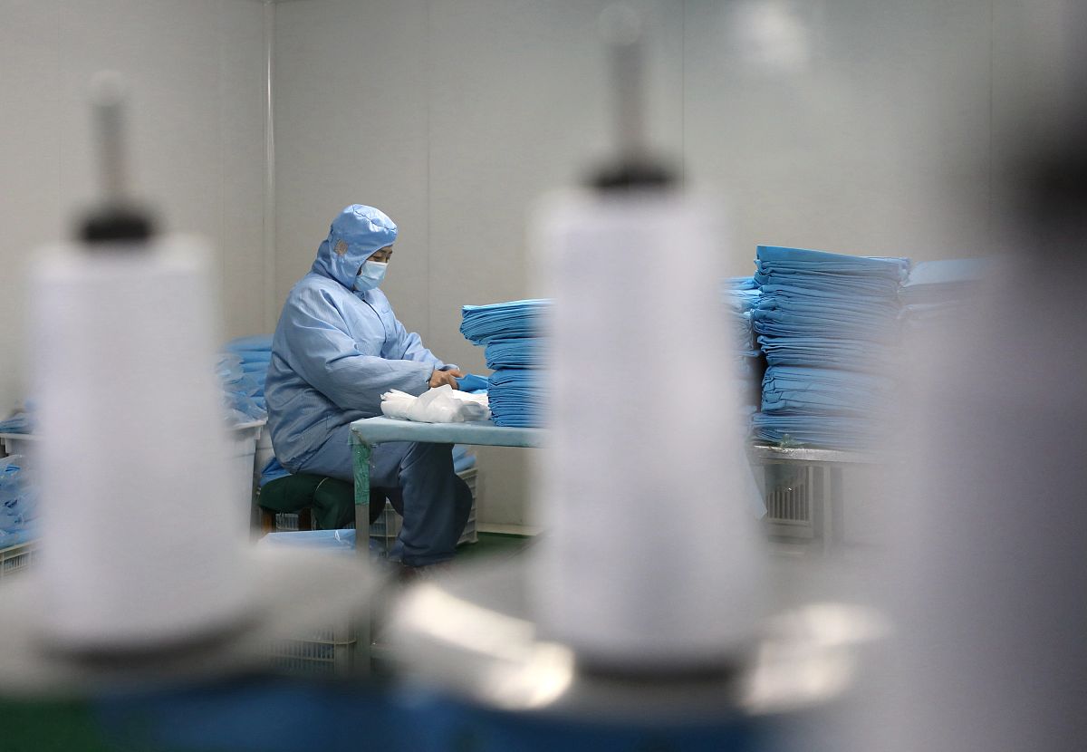 服装材料特殊应用领域：医疗、消防、军事、航空航天、运动等