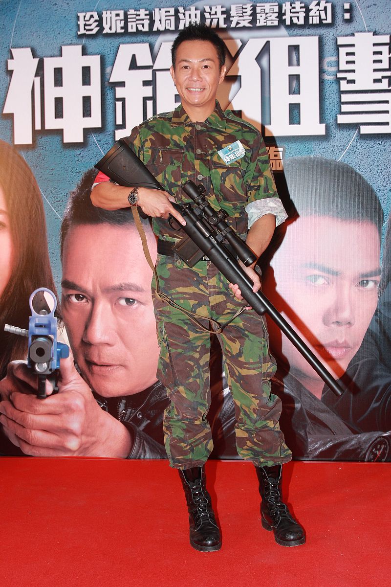 你能像电影文案那样解说战狼吗《战狼》是一部紧张刺激的动作冒险片讲述了中国特种军人冷锋在非洲执行任务期间与当地恐怖分子展开惊心动魄的对抗以及他坚定不移保护同伴并捍卫国家利益的英勇事迹。影片铺陈了大量精彩刺激的打斗场面将观众带入一个充满危机和挑战的世界在高速追逐、震撼枪战、惊险跳伞等场景中感受到了战士们无畏无惧、舍身忘己的英雄精神。正如片名所示《战狼》弘扬了中国式的军人气质和荣誉感让观众感慨中国军人的