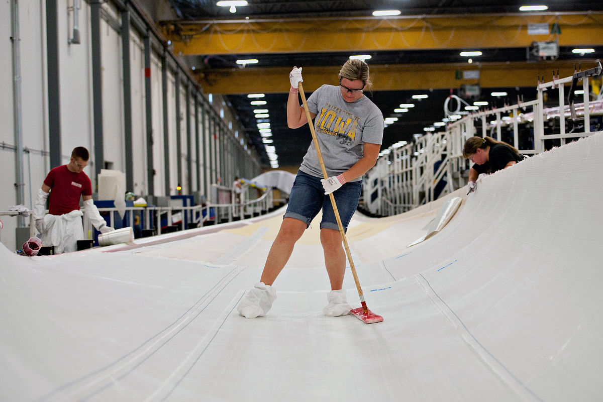 本文综述了生物质材料在双碳战略中的重要性并介绍了纤维素、木质素、半纤维素、秸秆、麻材料等生物质材料的结构、成分和力学性能。此外文章还探讨了生物质复合材料的组成、制备方法和性能优化等方面的研究。介绍了几种常见的生物质复合材料种类金属生物质复合材料无机生物质复合材料木材橡胶复合材料以及木塑复合材料。根据这段话写完整的论文摘要