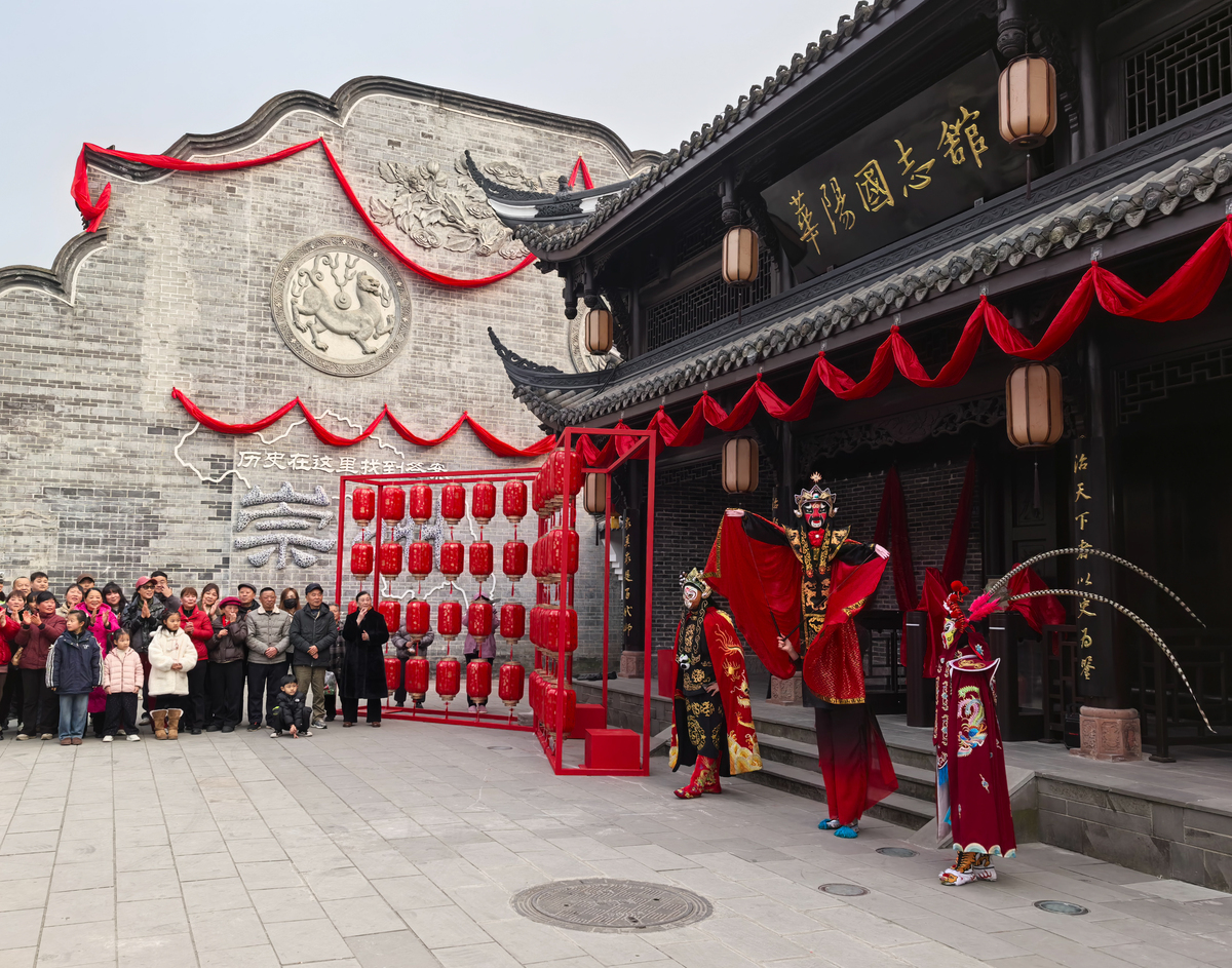 2026年1月18日,四川成都,游客在崇州市街子古镇体验