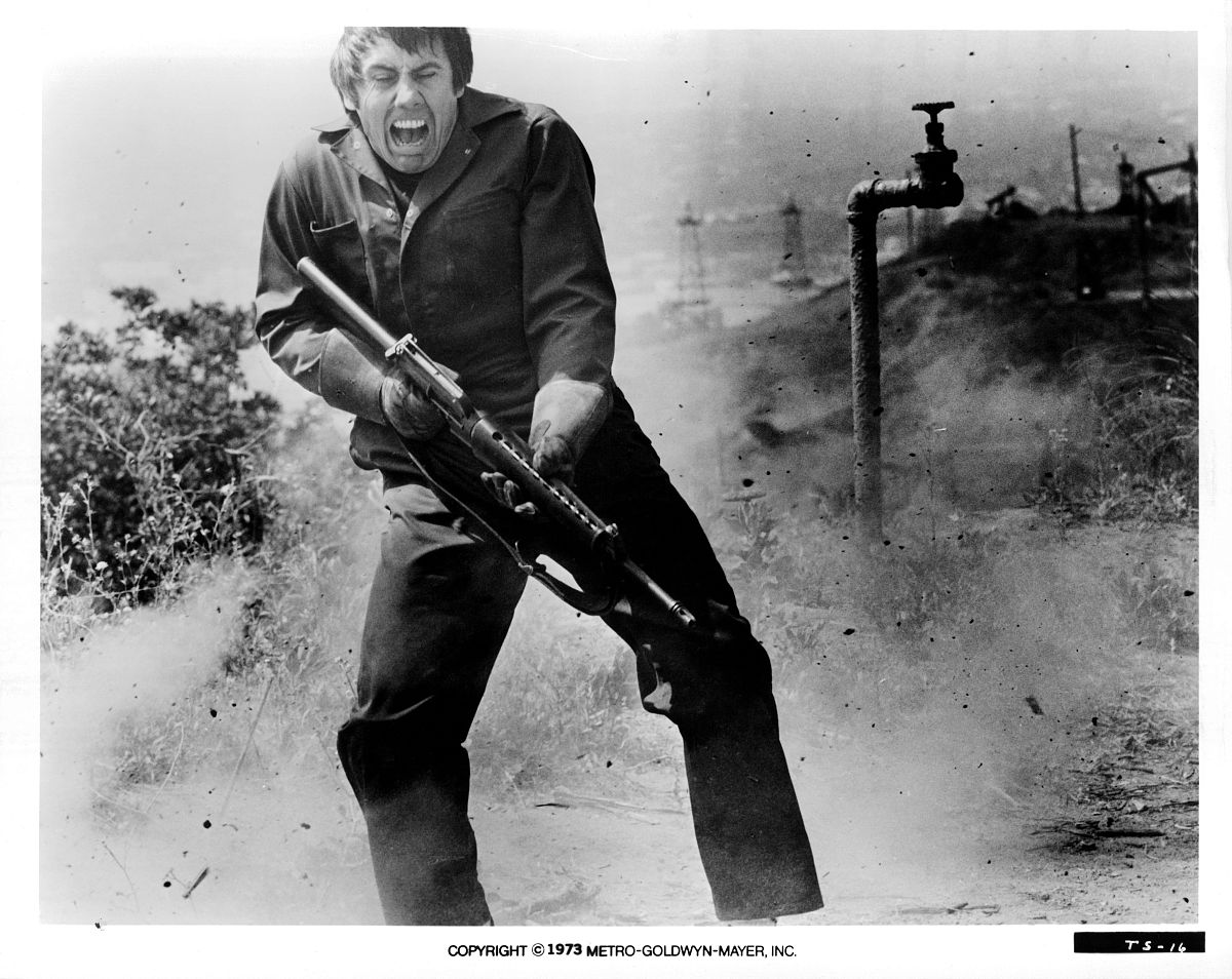 撰写一篇1500字的电影《狙击手》的观后感要求联系该电影对于学生国防意识的影响。