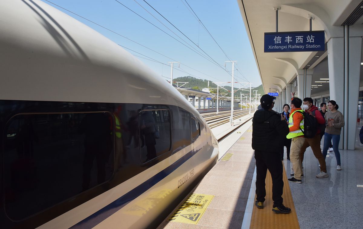 兰州高铁中专学校毕业生：铁路or地铁？就业前景大揭秘！