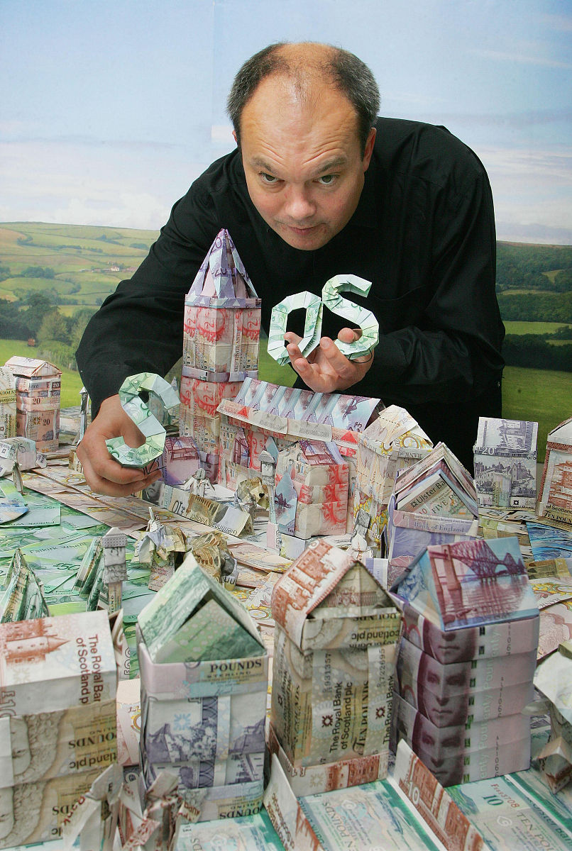 2009年5月29日,英国伦敦,英国折纸艺术家mark bolitho用英镑纸币折出