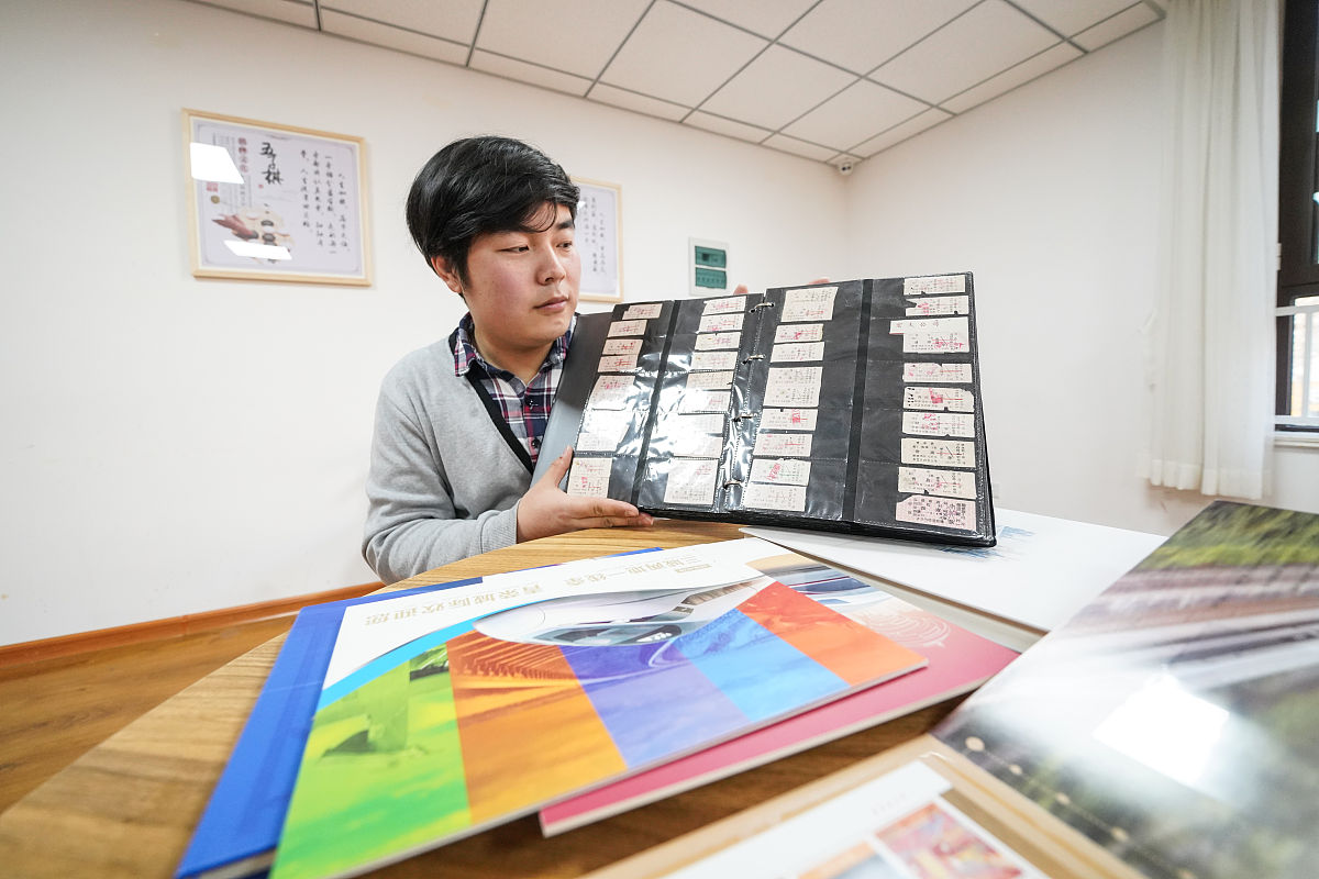 青岛本社想要周三获得反馈但考虑到松田君因为新品发布会很忙所以张会明天与您打电话沟通。然翻译成日语邮件 使用敬语