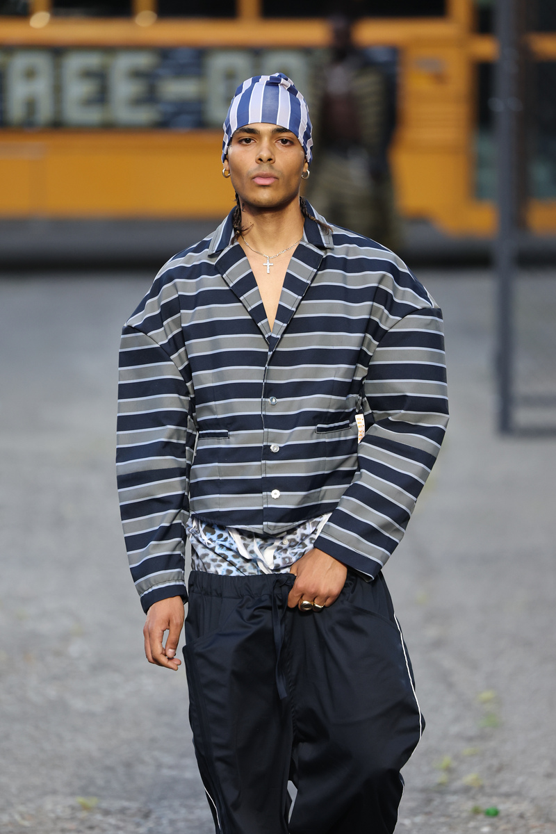 根据以下内容编写一篇时尚资讯不少于五百字： 【Louis Vuitton Spring 2024 Menswear】路易威登新任男装创意总监 Pharrell Williams 为品牌打造的首个男装系列于巴黎新桥亮相。整场秀随处可见LV经典棋盘格元素大小不一颜色各异的格纹组合成为亮点迷彩马赛克、风景画马赛克绘于服装之上创意十足同时颇具美感。包包一直以来都是LV世界里最具活力的成员之一这个系列加入