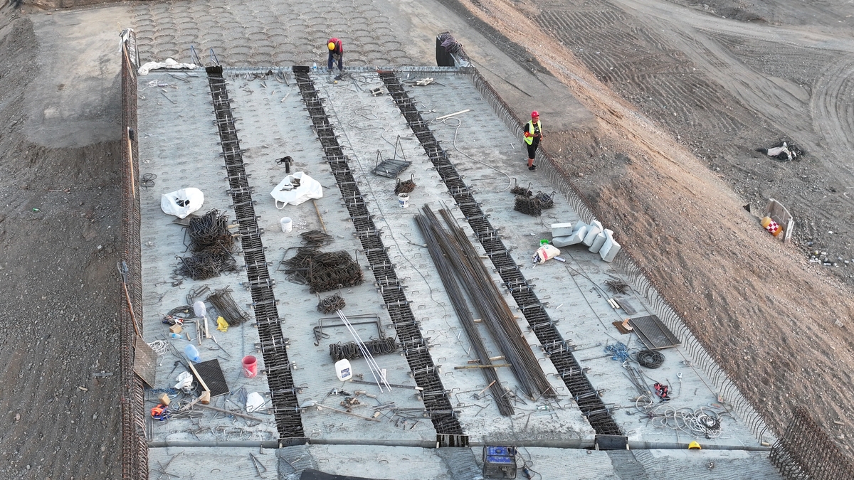 将以下的句子换个说法：国内对于腹板组合梁的研究比较晚已有的成果主要集中在对钢筋混凝土梁开洞和钢梁开洞对腹板开洞组合梁研究比较少。