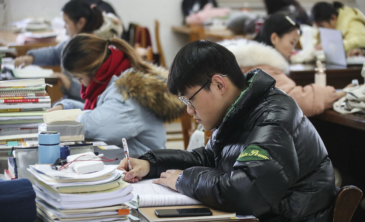 2020年12月14日,江苏淮安,考研的学生在图书馆学习.