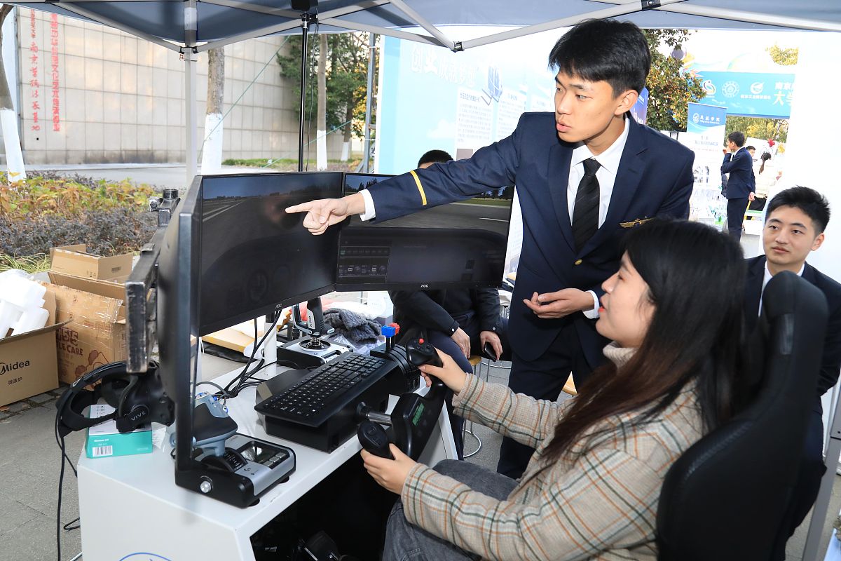 圆梦之旅：大学生打造虚拟现实《青云梦工厂》剧本