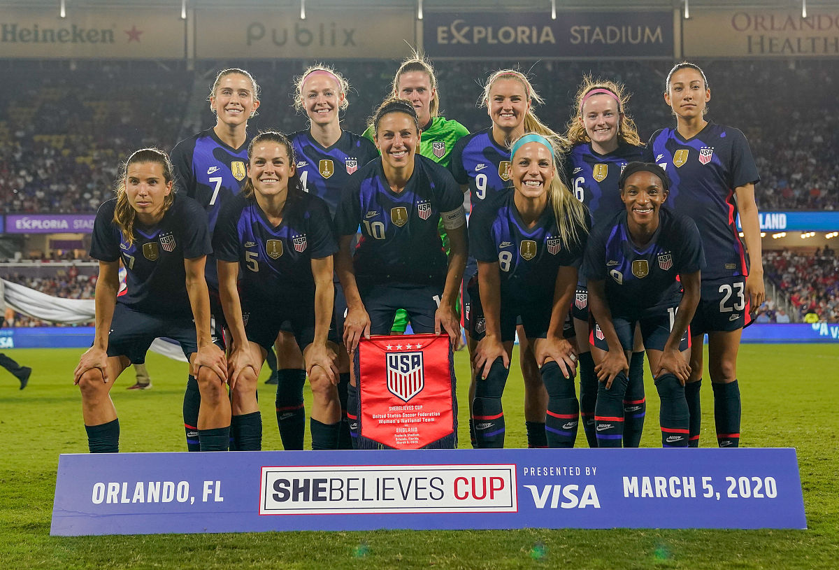 英格兰足球历史上有很多伟大的球员例如鲲鹏、巴斯比、谢林汉姆、加斯科因等等他们在英国足球历史上留下了重要的印记。那么英格兰足球历史上最伟大的球员是谁？他的职业生涯和成就是什么？