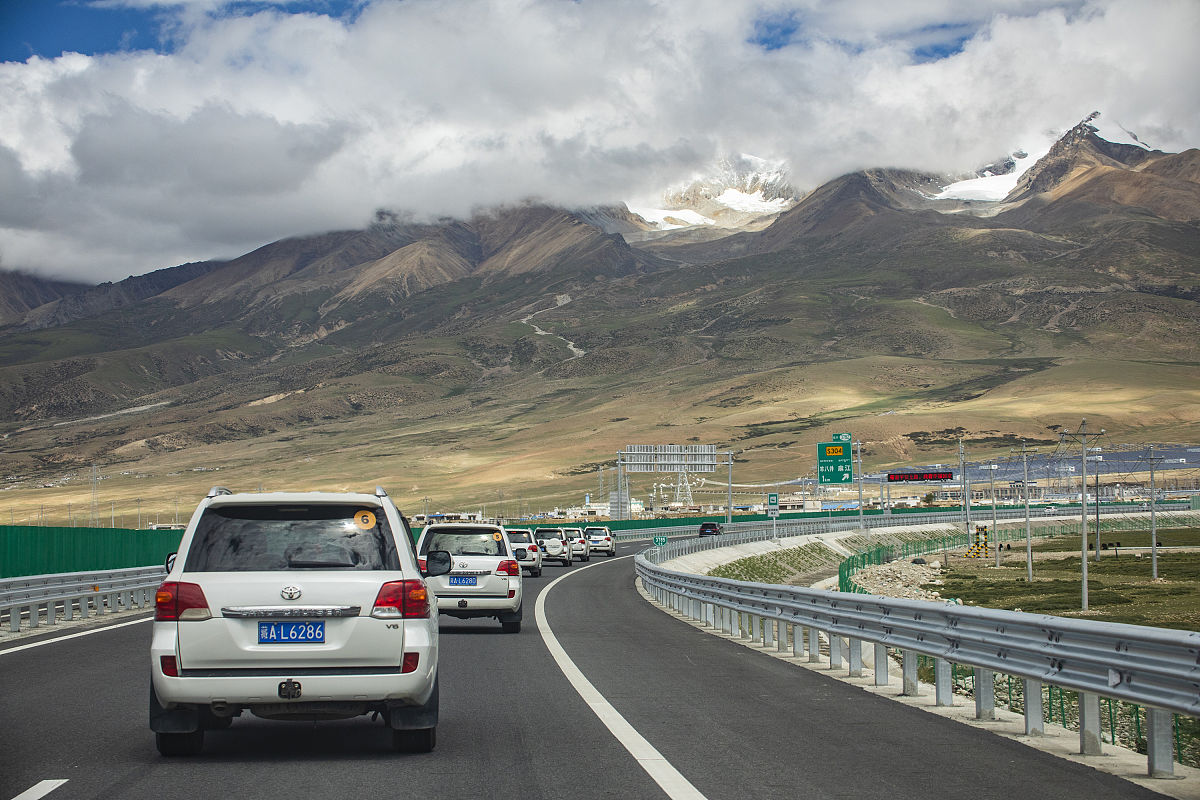 根据以下内容改写出一条30字的短视频标题：都说此生必驾的川藏线到底该怎么玩？这一路美景我们一起看看吧