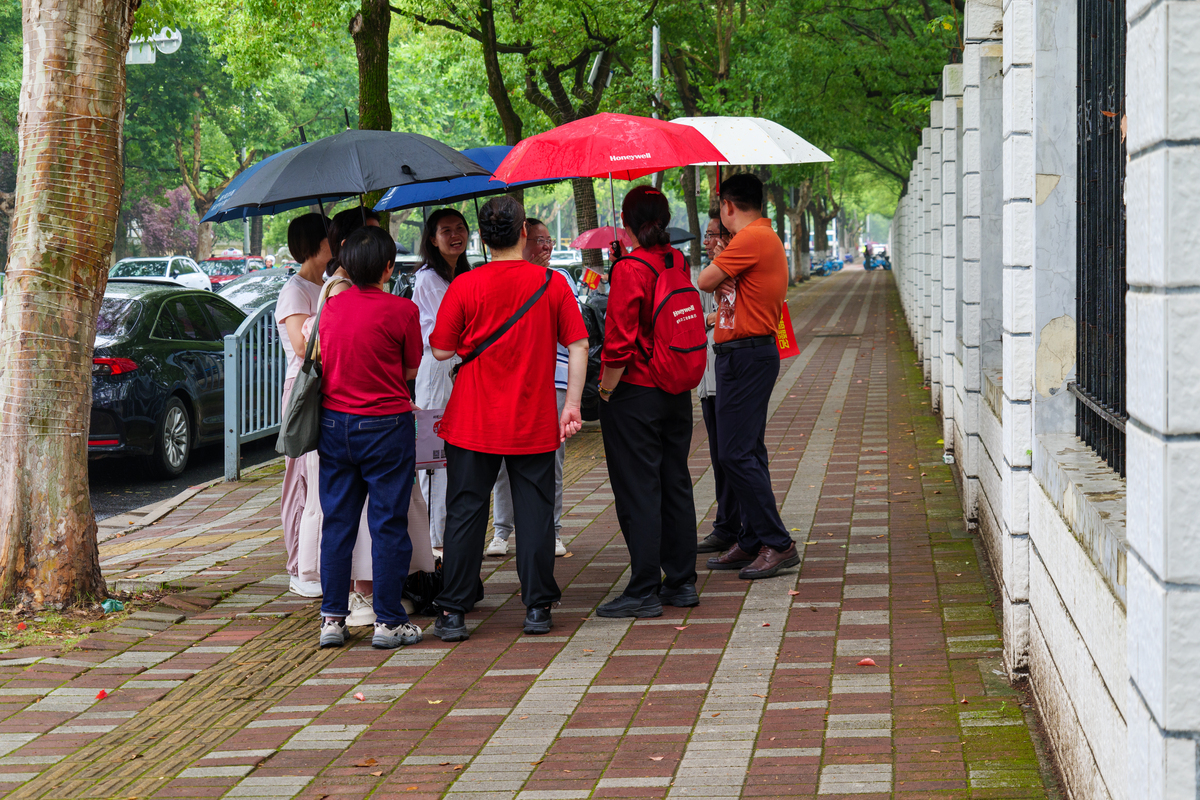 一件令我感动的善举：分享雨伞的温暖
