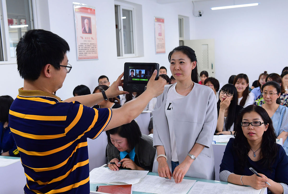 中学心理实习老师的实践学习总结报告不少于3000字。