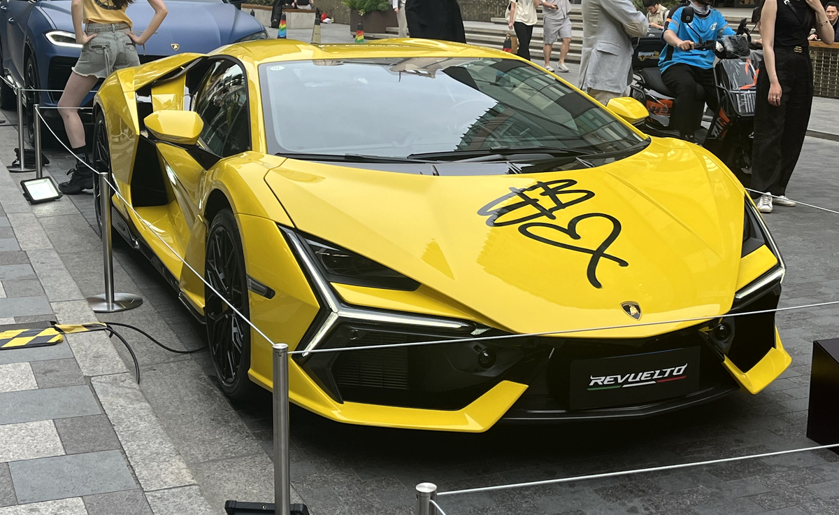 2018 款兰博基尼 Aventador SVJ 介绍200字