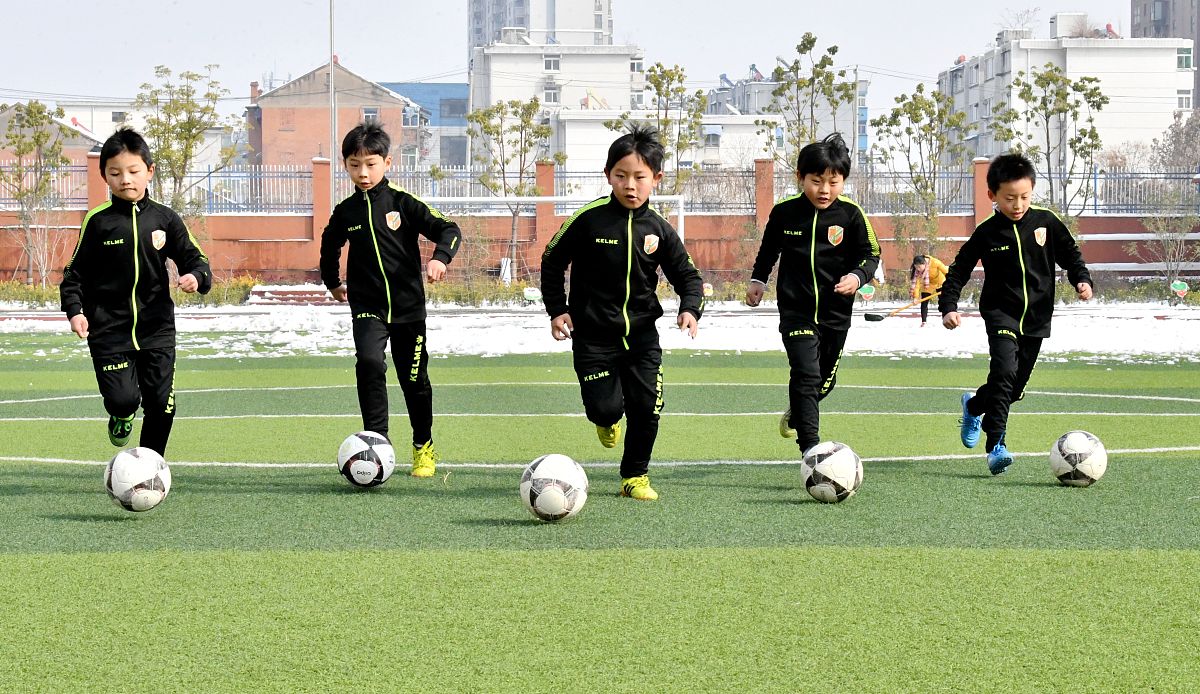 2018年1月31日,在安徽省合肥市蚌埠路第二小学,校园足球队的队员们正
