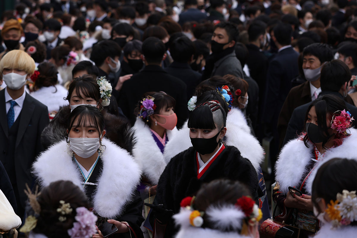 当地时间2021年1月11日,日本西宫市,阪神甲子园球场上户外成人礼举行.