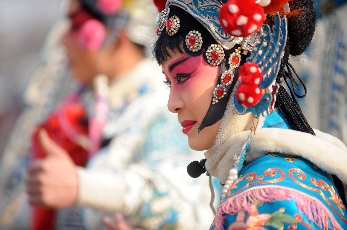 2014年2月10日,在安徽省亳州市魏武广场,谯城区梆剧团的演员正在为观