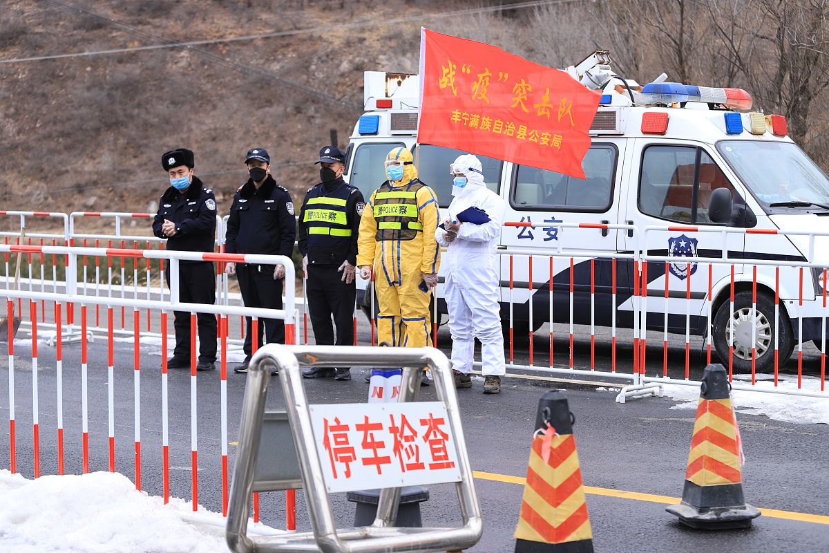 2020年2月24日,河北承德丰宁满族自治县村公路防疫检查站.