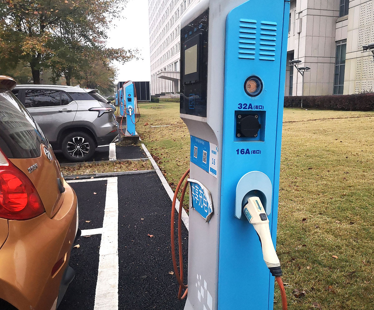 你好请告诉我关于直流充电桩的信息